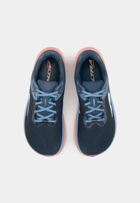 Baskets de course bleu marine et bleu clair avec une tige en maille respirante, semelle extérieure rose et lacets plats. Logo imprimé sur le côté et sur les semelles intérieures.