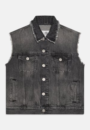 Jeansvest in vervaagd zwart, met een rafelige kraag en randen, twee borstzakken en zilveren drukknoopjes aan de voorkant. Eenvoudig ontwerp.