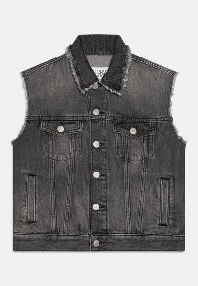 Jeansvest i falmet svart, med frynsete krage og kanter, to brystlommer og sølvfargede trykknapper foran. Enkelt design.