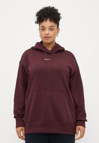 Sweatshirt cor de vinho com um bolso frontal, capuz ajustável por cordão e um pequeno logo branco no peito. Tecido macio com punhos e bainha canelados.