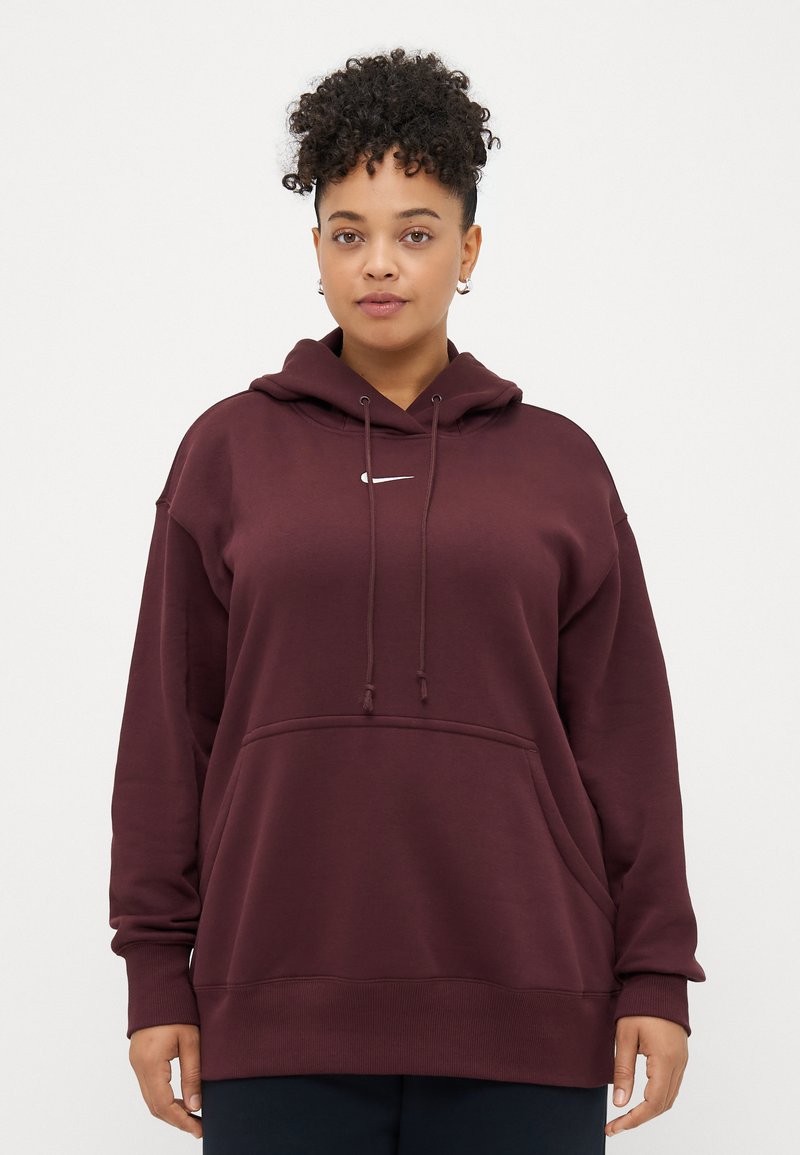 Bordeauxroter Kapuzenpullover mit einer vorderen Tasche, Kordelzugkapuze und einem kleinen weißen Logo auf der Brust. Weicher Stoff mit gerippten Bündchen und Saum.