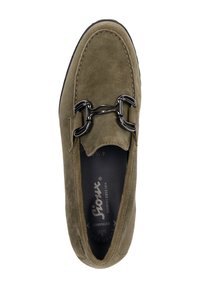 Olijfgroene suede instapper met zwart metalen hakschaal detail en gelabelde zwarte binnenzool, van bovenaf bekeken.