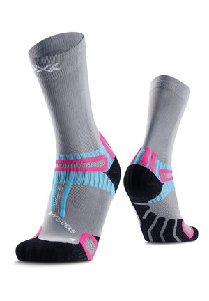 Grijze atletische crew-sokken met zwarte, roze en blauwe compressiepatronen, getoond vanuit voor- en achteraanzicht.