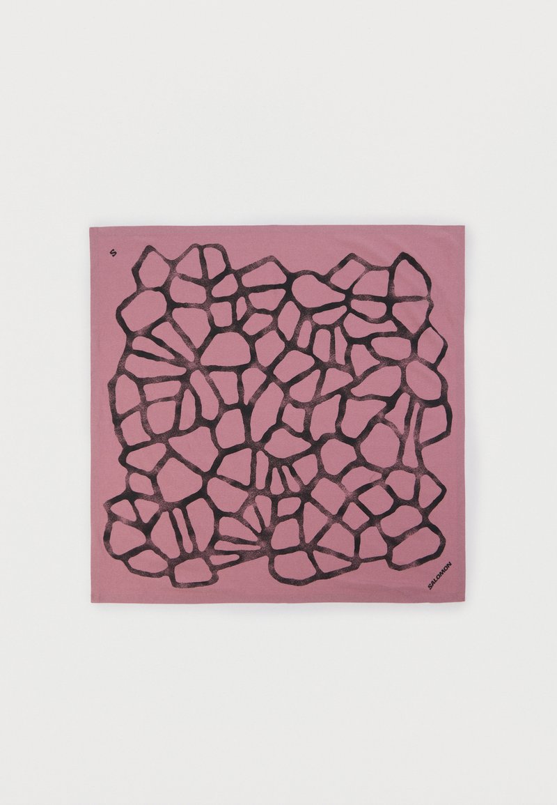 Τετράγωνο μοβ ύφασμα με ακανόνιστο μαύρο σχέδιο πλέγματος που μοιάζει με πέτρες και μικρό κείμενο "Salomon" στην κάτω δεξιά γωνία.