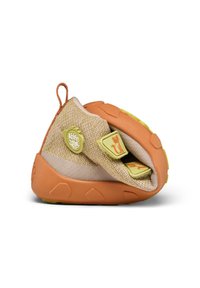 Orange und beige Kinderschuh mit textilem Obermaterial, Klettverschlüssen und einer strukturierten Gummisohle mit einem Pfotenabdruckdesign.