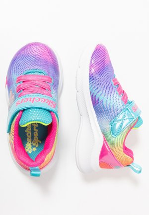 Bunte Sportschuhe für Kinder mit pinkfarbenen Schnürsenkeln, blauen Riemen mit der Aufschrift "Skechers" und weißen Sohlen vor weißem Hintergrund.