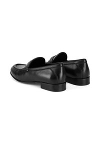 Čierne kožené mokasíny s nízkym, obdĺžnikovým podpätkom, zdobené dekoratívnym šitím a hladkým povrchom. Bočný pohľad zvýrazňuje elegantný, minimalistický dizajn.