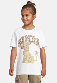 Balta medvilnės marškinėliai su grafinės Simba iš Liūto karaliaus, kur drąsiai išreikšta leopardų rašto užrašą "SIMBA".