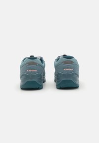 Blauwe wandelschoenen met een bovenwerk van suede en mesh, een ronde vorm, grijze accenten en een rubberen zool. Bevat een veilig vetersysteem en het merklogo.