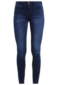 Jeans skinny de mezclilla azul oscuro con un corte ajustado, diseño tradicional de cinco bolsillos y detalles de costura en contraste.