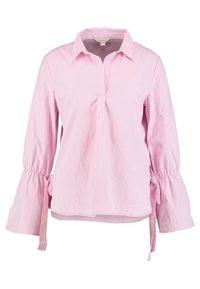 Blouse rose à manches longues avec fines rayures verticales blanches, col, encolure en V, poignets évasés et liens latéraux sur fond blanc.