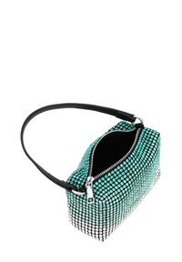 Borsa con una tracolla in pelle nera, decorata con strass turchesi e argento, dotata di chiusura con zip e forma rettangolare.