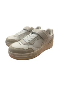Sneakers bianchi con accenti di suede grigio, suola piatta in gomma, chiusura con lacci e strap in Velcro. Presentano una punta forata e dettagli con il logo.