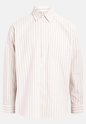 Camisa de manga larga de color claro con rayas verticales en tonos de beige y marrón claro, con botones en la parte delantera y un bolsillo en el pecho.