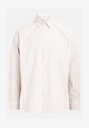 Camisa de mangas compridas de cor clara com riscas verticais em tons de bege e castanho claro, com fecho de botões à frente e um bolso no peito.