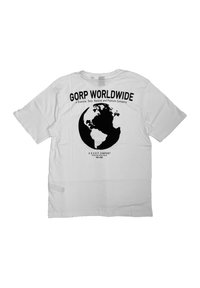Weißes Baumwoll-T-Shirt mit schwarzem grafischen Text: "GORP WORLDWIDE" und einer Illustration der Erde sowie dem Unternehmensmotto darunter.