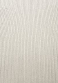 Beige gestructureerde stof met een gebreid patroon. Lichte weving, zachte afwerking, uniforme oppervlakte. Geschikt voor bekleding of kleding.