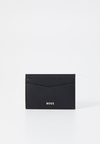Juodas odinis kortelių laikiklis su keliomis kortelių vietomis, tekstūruota paviršiumi ir sidabriniu "BOSS" logo priekyje. Kompaktiškas ir minimalistinis dizainas.