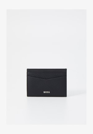 Mustekko mustasta nahasta valmistettu korttikotelo, jossa on useita korttipaikkoja, teksturoitu pinta ja hopeinen "BOSS"-logo edessä. Kompakti ja minimalistinen muotoilu.