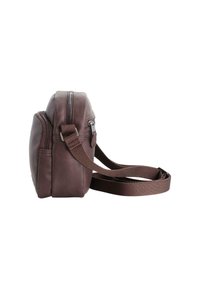 Borsa a tracolla in pelle marrone di forma rettangolare, con chiusura a zip e una tracolla intrecciata. Texture liscia con dettagli di cucitura sottili.