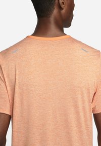 Nike Performance RISE - T-shirt desportiva - orange trance/htr/(reflective silv)