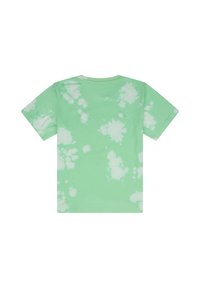 Camiseta verde con diseño de tie-dye y salpicaduras ligeras en la espalda. Manga corta, cuello redondo, hecha de algodón con una textura suave.