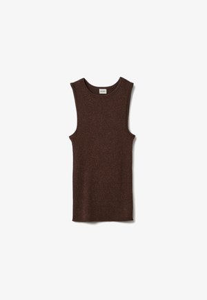 Camiseta de tirantes marrón con textura acanalada, cuello redondo y acabado texturizado. Presenta una silueta ajustada y sutiles detalles de hilo metálico.