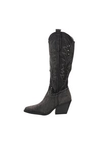 Bota de vaquero negra con punta afilada, hecha de material texturizado. Presenta recortes decorativos y un tacón apilado.