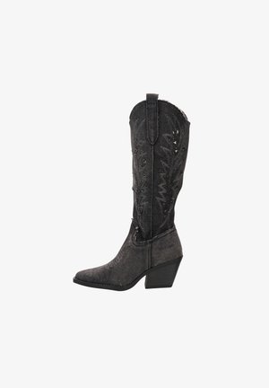 Botte de cowboy noire avec un bout pointu, fabriquée en matériau texturé. Présente des découpes décoratives et un talon empilé.