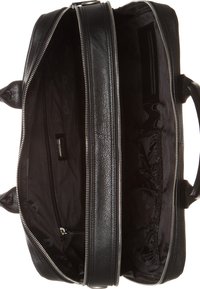 Borsa in pelle nera con apertura con zip, caratterizzata da una texture liscia, numerose tasche interne e rivestimento stampato con logo.