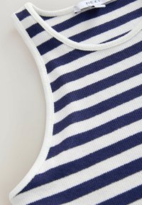 Stribet tanktop med skiftevis marineblå og hvide striber, ribbet tekstur og en rund halsudskæring med hvid kant.