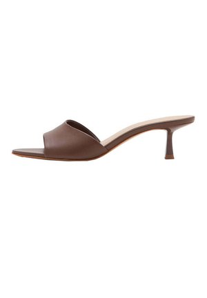 Mule en cuir marron à bout ouvert, avec un talon kitten bas et fin et une semelle intérieure rembourrée, présentée sur fond blanc.