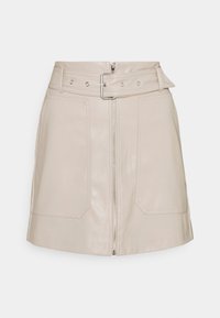 Jupe en cuir beige avec un design structuré, comprenant une fermeture éclair à l'avant, une ceinture avec une boucle métallique et deux poches avant.