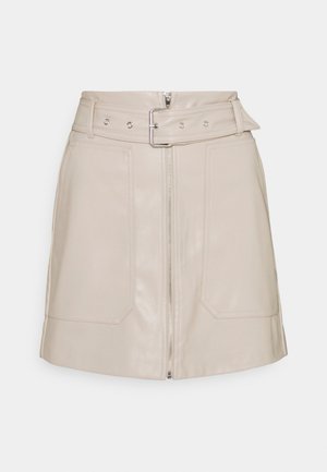 Beige leren rok met een gestructureerd ontwerp, voorzien van een ritssluiting aan de voorkant, een riem met een metalen gesp en twee voorzakken.