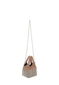 Rutete taske med et orange og sort mønster, der har dobbelte håndtag og en lang sølv kædestrop til brug som crossbody.