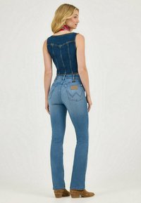Wrangler WRANGLER X LAINEY WILSON BOOT HUGGER - Jeans bootcut - wrangler blue