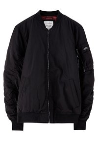 Veste bomber noire avec une fermeture éclair à l'avant, des manches et une ceinture côtelées. Dispose d'une poche latérale et de manches texturées. Doublée de tissu rouge.