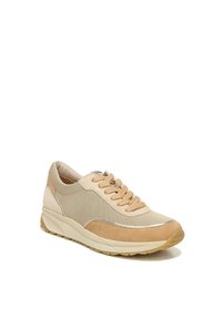 Beige Sneaker mit einem Obermaterial aus strukturiertem Stoff, Wildlederakzenten, runder Zehenform und gepolsterter Sohle. Tanfarbene Schnürsenkel und dezente reflektierende Details.