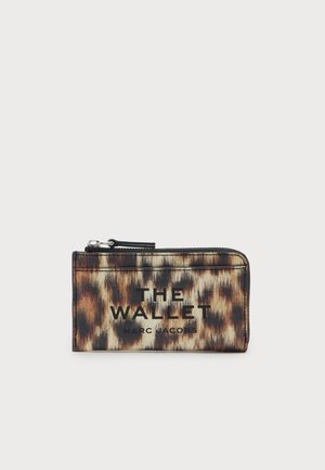 Stačiakampis piniginė su užtrauktuku, leopardo rašto ir juodu užrašu priekyje: "THE WALLET MARC JACOBS".