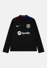 Fekete, hosszú ujjú póló magas gallérral, piros és kék díszítésekkel a vállakon, fehér Nike logóval, Barcelona címerrel és Spotify logóval.