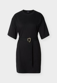 Μαύρο φόρεμα με κοντά μανίκια και ζώνη, με στρογγυλή λαιμόκοψη και τρίγωνη χρυσή αγκράφα στη ζώνη.