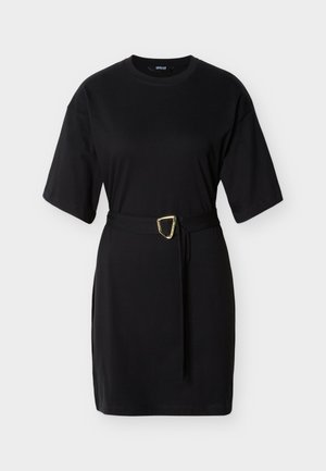 Μαύρο φόρεμα με κοντά μανίκια και ζώνη, με στρογγυλή λαιμόκοψη και τρίγωνη χρυσή αγκράφα στη ζώνη.