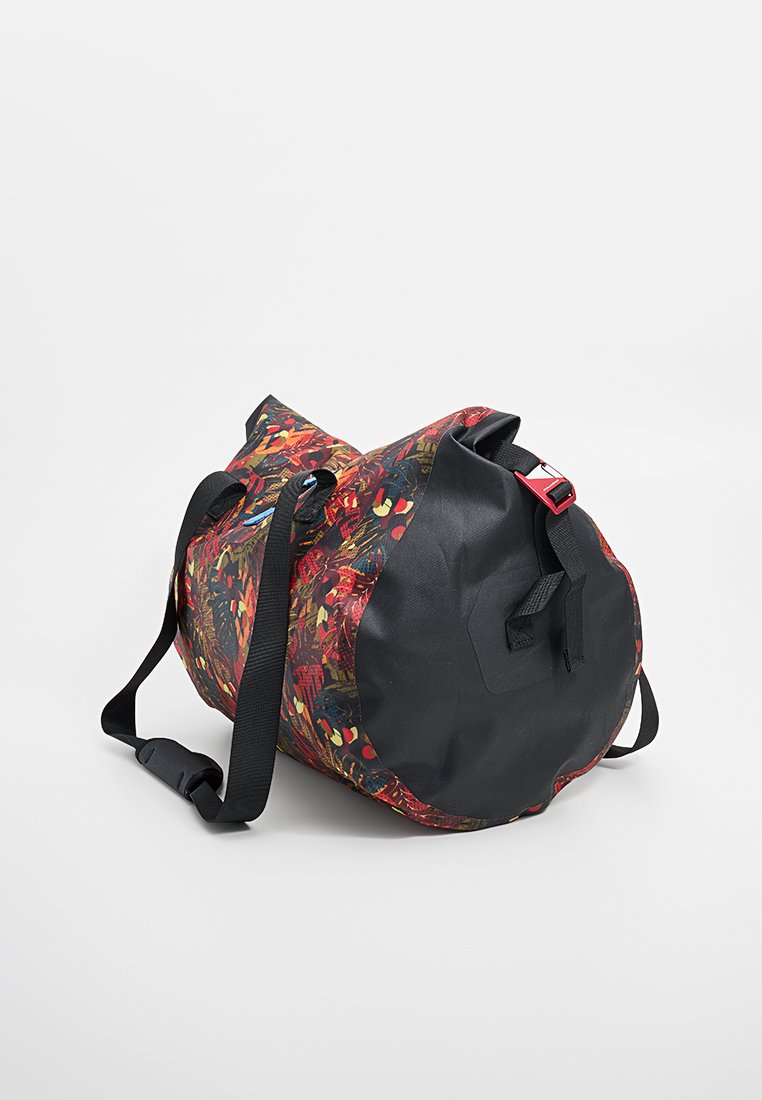 Borsa colorata a motivi con una base nera resistente, caratterizzata da una forma rotonda, una tracolla regolabile e una chiusura a fibbia.