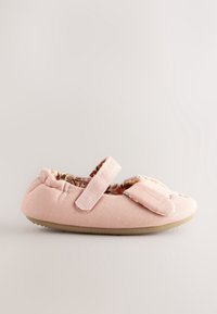 Chaussure douce rose pour tout-petit avec bride Velcro, doublure intérieure fleurie et semelle rembourrée, conçue pour le confort et la facilité d'utilisation.