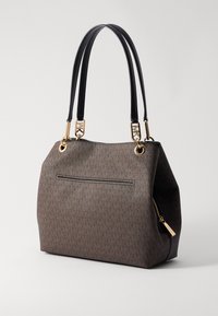 Borsa sintetica marrone con manici neri, accessori in oro, un motivo testurizzato e una tasca con zip sul davanti.
