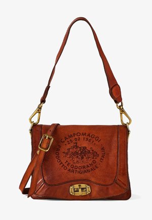 Borsa a tracolla in pelle marrone con tracolla regolabile, fibbia in ottone e logo inciso che raffigura un villaggio e testo in italiano.
