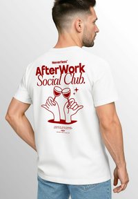 Weißes Baumwoll-T-Shirt mit kräftigem roten Text und Grafiken auf dem Rücken, die zwei Hände zeigen, die Weingläser halten, sowie festlichen Text.