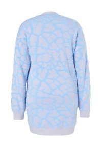 Puszysty, jasnoniebieski sweter z abstrakcyjnym wzorem. Długie rękawy, ściągacze przy rękawach i u dołu, miękka faktura oraz nieco luźniejszy krój.