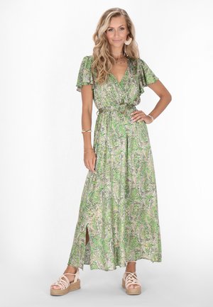 Rochie maxi floral verde cu mâneci scurte tip flutter, decolteu adânc în V, talie evidențiată cu cordon și fante frontale, având modele paisley și material ușor.