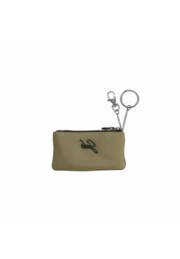 Pochette zippée en cuir d'un doux vert olive clair, dotée d'un logo noir, d'une chaîne argentée et d'un attachement de porte-clés. Design compact et texturé.